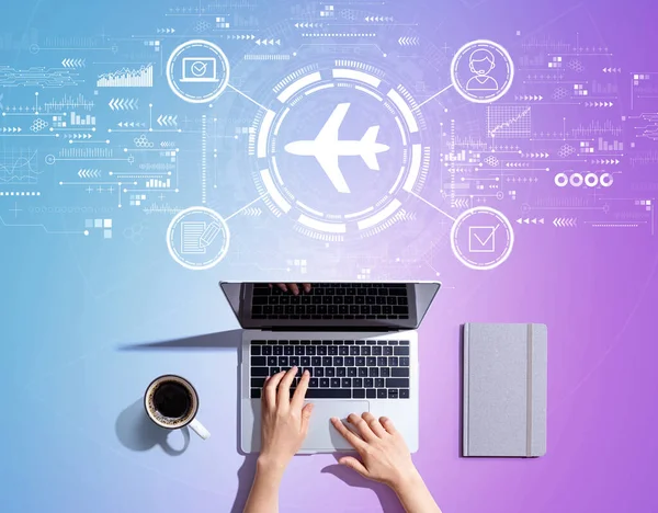 Concepto de reserva de billetes de avión con persona usando un portátil —  Fotos de Stock