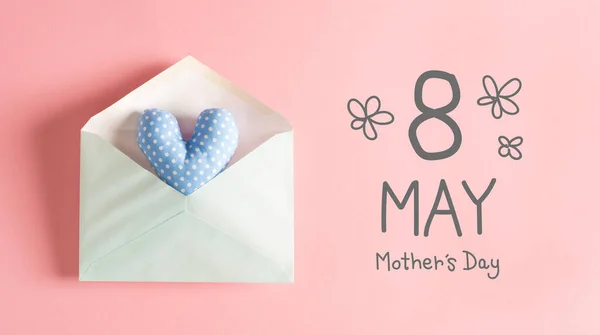 Mensagem do Dia das Mães com uma almofada azul do coração — Fotografia de Stock