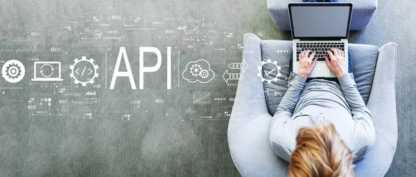 API - conceito de interface de programação de aplicativos com o homem usando um laptop — Fotografia de Stock