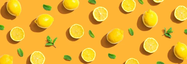 Verse gele citroenen met muntjes boven het hoofd — Stockfoto