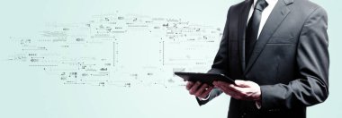 İş adamının elinde tablet tuttuğu teknoloji ekranı