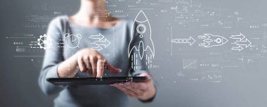 Tablet kullanan bir kadınla hızlı büyüme kavramı