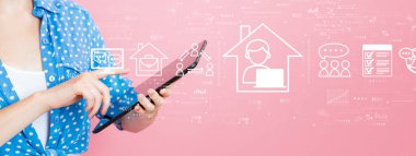 Tablet kullanan bir kadınla Uzak Çalışma teması