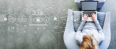 Dizüstü bilgisayar kullanan bir adamla veri gizliliği kavramı