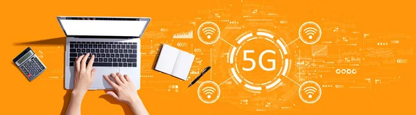 5G network with person using a laptop — Stock Photo, Image