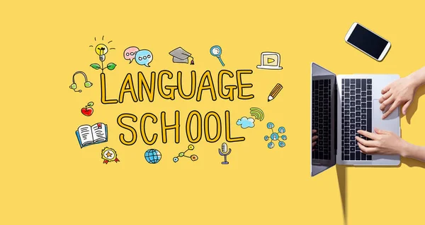 Escuela de idiomas con persona que trabaja con portátil — Foto de Stock