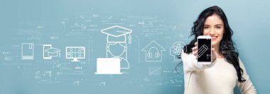 Akıllı telefon tutan bir kadınla mesafeli öğrenme teması