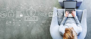 Bilgisayarı kullanan bir adamla siber güvenlik teması