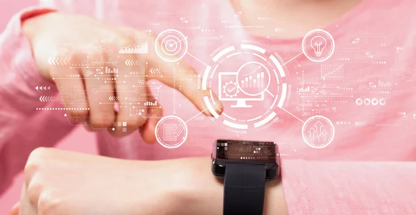 Σχέδιο στρατηγικής μάρκετινγκ με τη γυναίκα πιέζοντας έξυπνο ρολόι — Φωτογραφία Αρχείου
