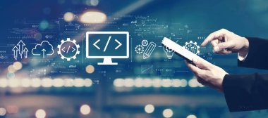 Bir tablet kullanarak iş adamı web geliştirme kavramı