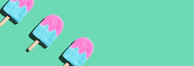 Gölgeli pembe ve mavi dondurmalar.