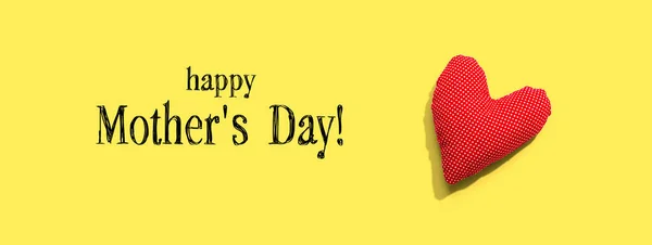 Mensagem feliz do dia das mães com uma almofada vermelha do coração — Fotografia de Stock