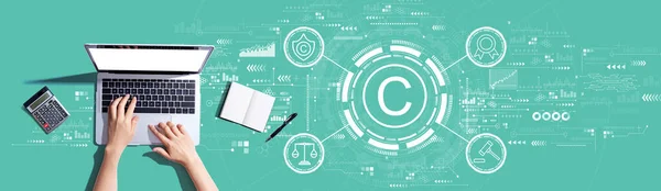 Copyright concept met persoon die een laptop gebruikt — Stockfoto