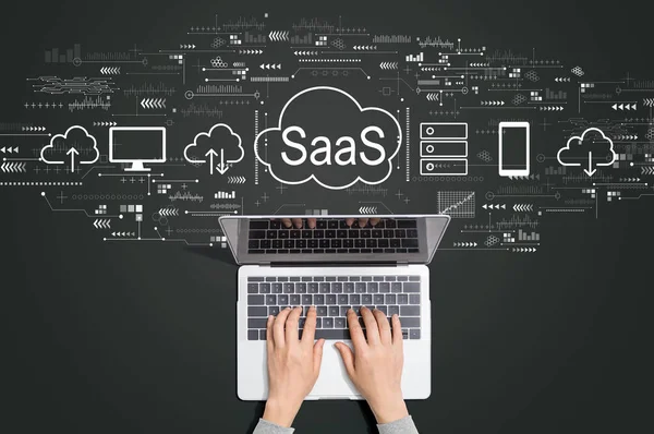 SaaS - software als serviceconcept met persoon die laptop gebruikt — Stockfoto