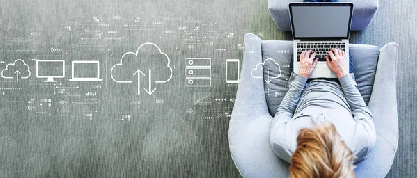 Bir dizüstü bilgisayar kullanan adam ile bulut — Stok fotoğraf