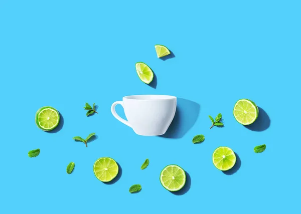 Limas frescas com vista aérea da xícara de chá — Fotografia de Stock