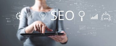 Kadın tablet kullanırken SEO kavramı