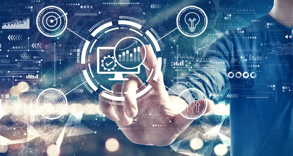 Şehir arka planında bir adamla pazarlama stratejisi kavramı