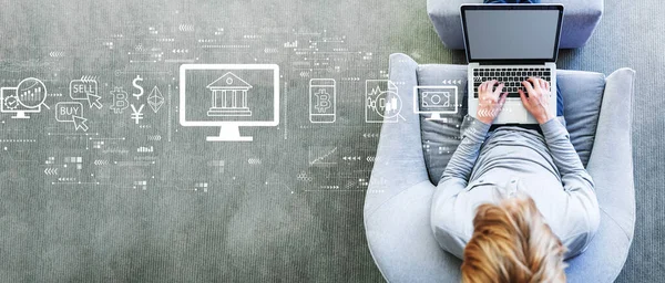 Cryptocurrency Fintech tema ile bir dizüstü bilgisayar kullanan adam