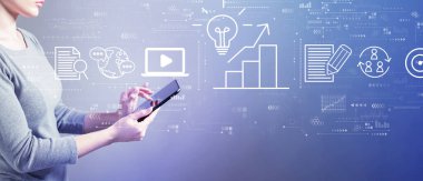 Tablet kullanan bir kadınla içerik pazarlama kavramı