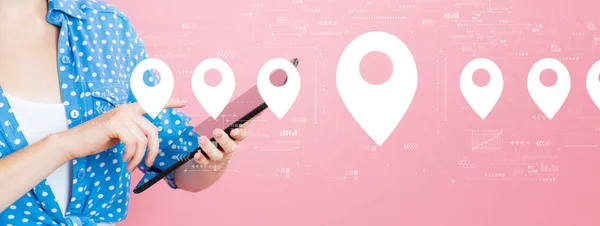 Mappa pin concetto con la donna utilizzando un tablet — Foto Stock