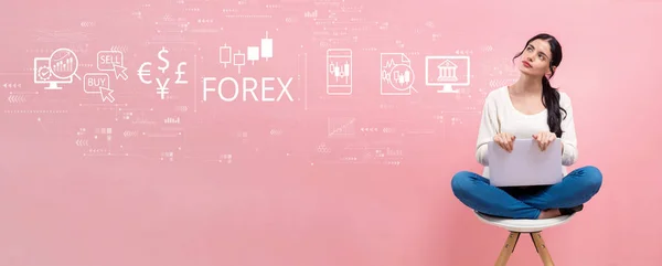 Концепция торговли Forex с женщиной с помощью ноутбука — стоковое фото