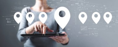 Tablet kullanan bir kadınla harita broşu konsepti