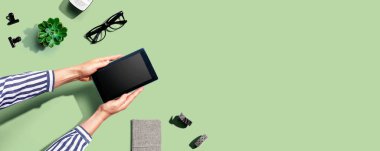 Tablet bilgisayar kullanan bir kadın