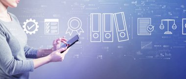 Bir tablet kullanan kadın ile uyum Tema