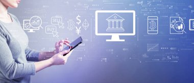 Bir kadının tablet kullandığı kripto para birimi fintech teması