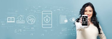 Akıllı telefon tutan bir kadının veri gizliliği kavramı