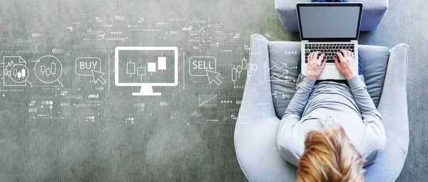 Stock Trading thema met de mens met behulp van een laptop — Stockfoto