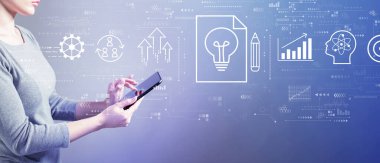 Bir tablet kullanan kadınla başarı teması