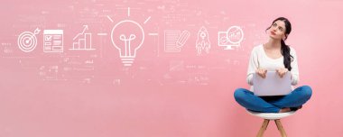 Dizüstü bilgisayar kullanan bir kadın için harika bir fikir.