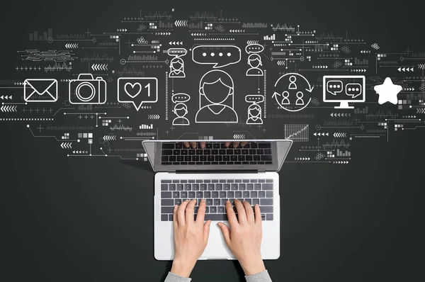 Tema de mídia social com pessoa usando laptop — Fotografia de Stock