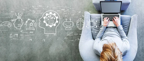 Dizüstü bilgisayar kullanan bir adamla gelecek teknoloji konsepti