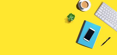 Masa ögeleri - klavye, akıllı telefon, kahve ve bir kalem