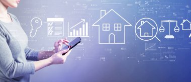 Tablet kullanan bir kadınla emlak teması