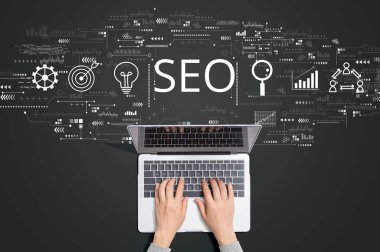 Bilgisayarı kullanan kişi ile SEO kavramı
