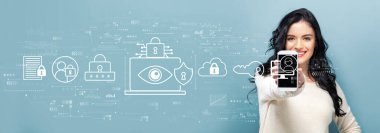 Akıllı telefon tutan bir kadının veri gizliliği kavramı