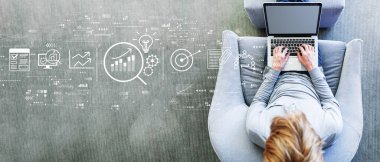 Dizüstü bilgisayar kullanan bir adamın veri analizi kavramı