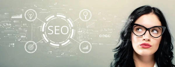 Concept SEO avec jeune femme d'affaires — Photo