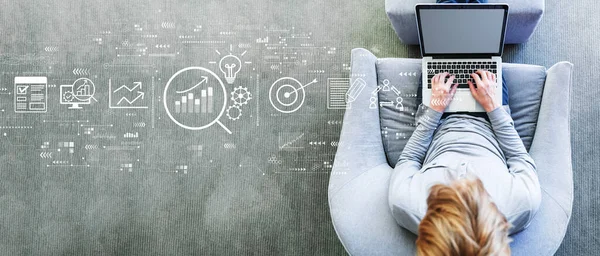 Dizüstü bilgisayar kullanan bir adamın veri analizi kavramı