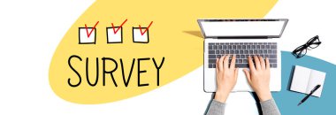 Bir dizüstü bilgisayar kullanarak kişiyle anket