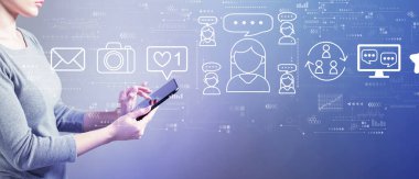 Sosyal medya tema ile bir tablet kullanan kadın