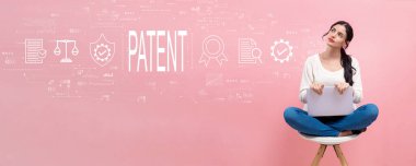 Dizüstü bilgisayar kullanan bir kadının patent kavramı