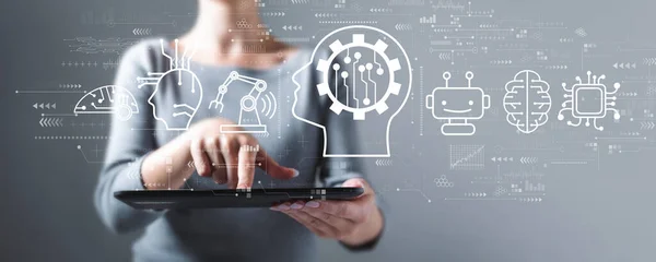Framtida teknik koncept med kvinna med hjälp av en tablett — Stockfoto