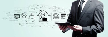 Bir tablet tutan işadamıyla Uzak Çalışma teması