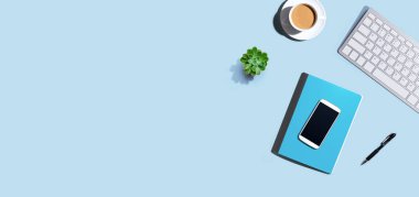 Masa ögeleri - klavye, akıllı telefon, kahve ve bir kalem