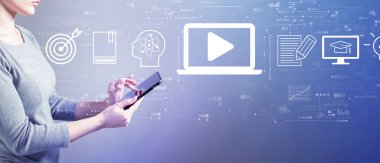 Tablet kullanan bir kadınla giyim konsepti